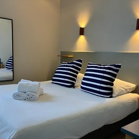 Les Bains - Et Restaurant Отель Boyardville