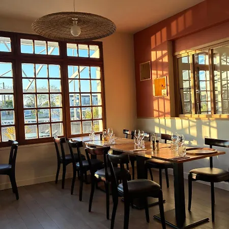 Les Bains - Et Restaurant Отель Boyardville